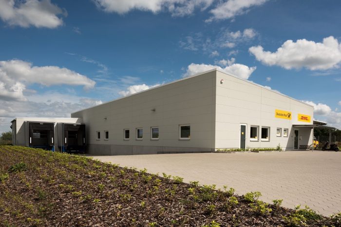 Grauer Hallenbau für DHL und Deutsche Post