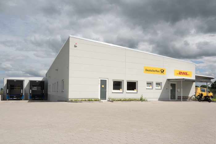 Frontansicht von Lagerhalle für DHL und Deutsche Post
