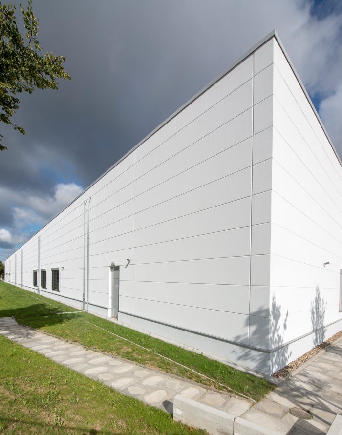 Massive weiße Wandplatten an Sanacorp Halle in Bad Segeberg