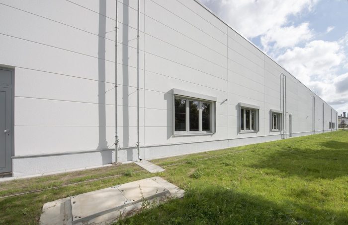 Weiße Wandplatten an Sanacorp Hallenrückseite in Bad Segeberg