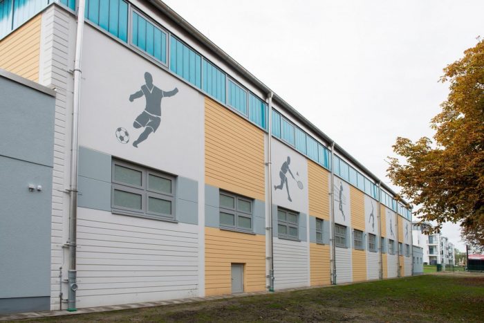 Sporthallenrückseite mit gelben und weißen Wandplatten in Warnemünde