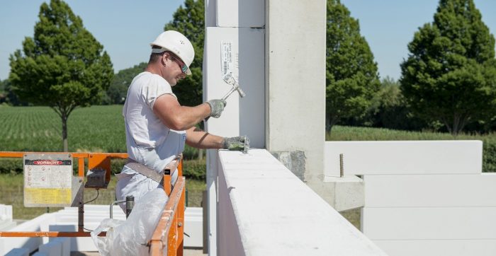 Arbeiter beim Befestigen von Wandplatten