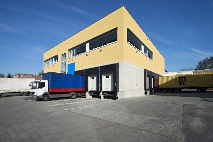 LKW's an Beladungsstelle mit gelben Wandplatten