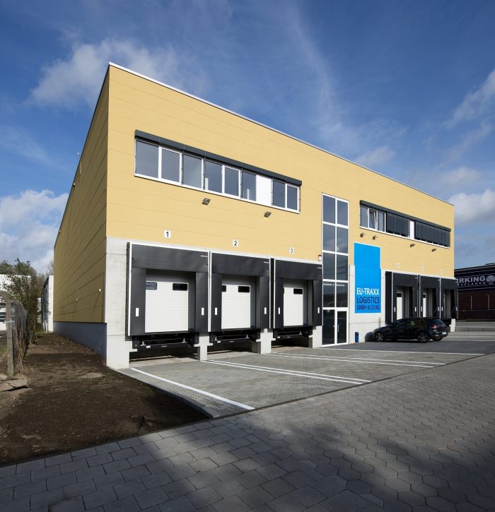 LKW-Beladungsstelle EU-Traxx mit gelben Wandplatten
