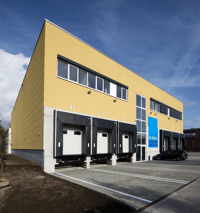 LKW-Beladungsstelle EU-Traxx mit gelben Wandplatten