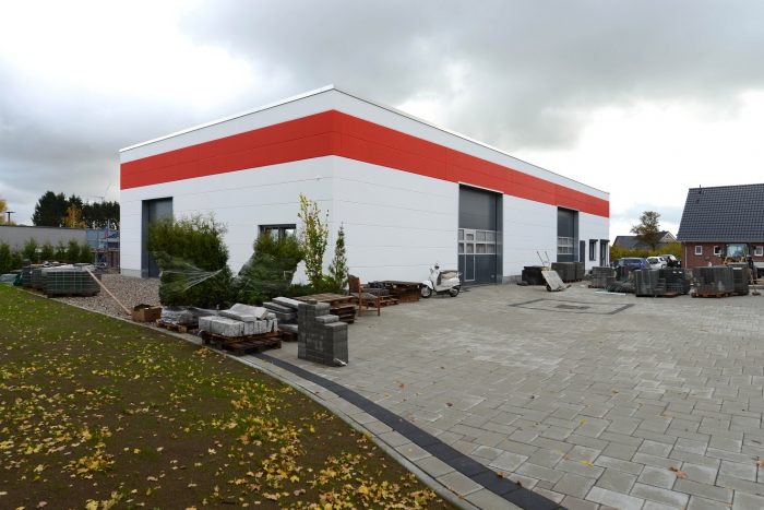 Kleiner Maxx-Rohr Hallenbau mit roten und weißen Wandplatten