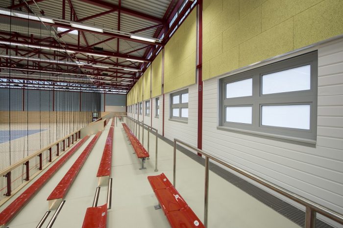 Innenansicht von Sporthallen Tribüne in Warnemünde