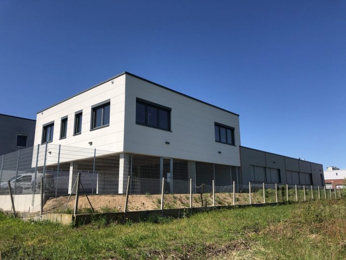 Hallen Rückseite mit Anbau und weißen Wandplatten