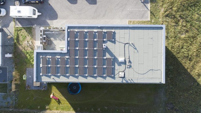 eletek Vogelperspektive auf Hallenbau mit Solar und Dachplatten