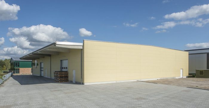 Außenansicht Lagerhalle Pinneberg mit gelben Wandplatten