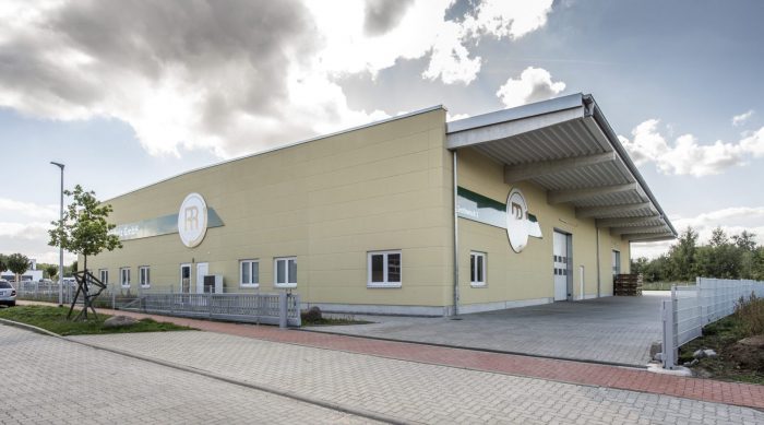 Frontansicht Lagerhallenbau Hamburg Rudolf Rost mit gelben Wand- & Dachplatten